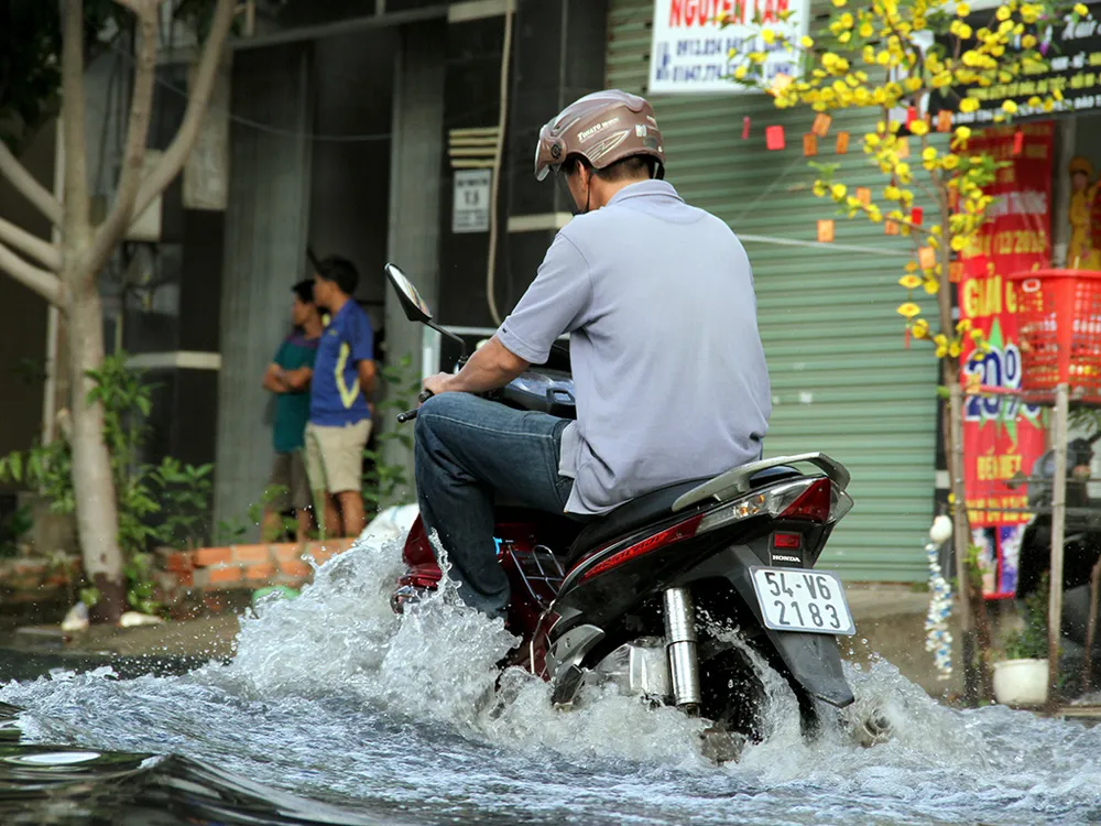 Người dân quận 12 khổ sở vượt 'biển nước' đi làm ảnh 15
